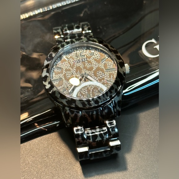 Guess Leopard Watch - Picture 5 of 5